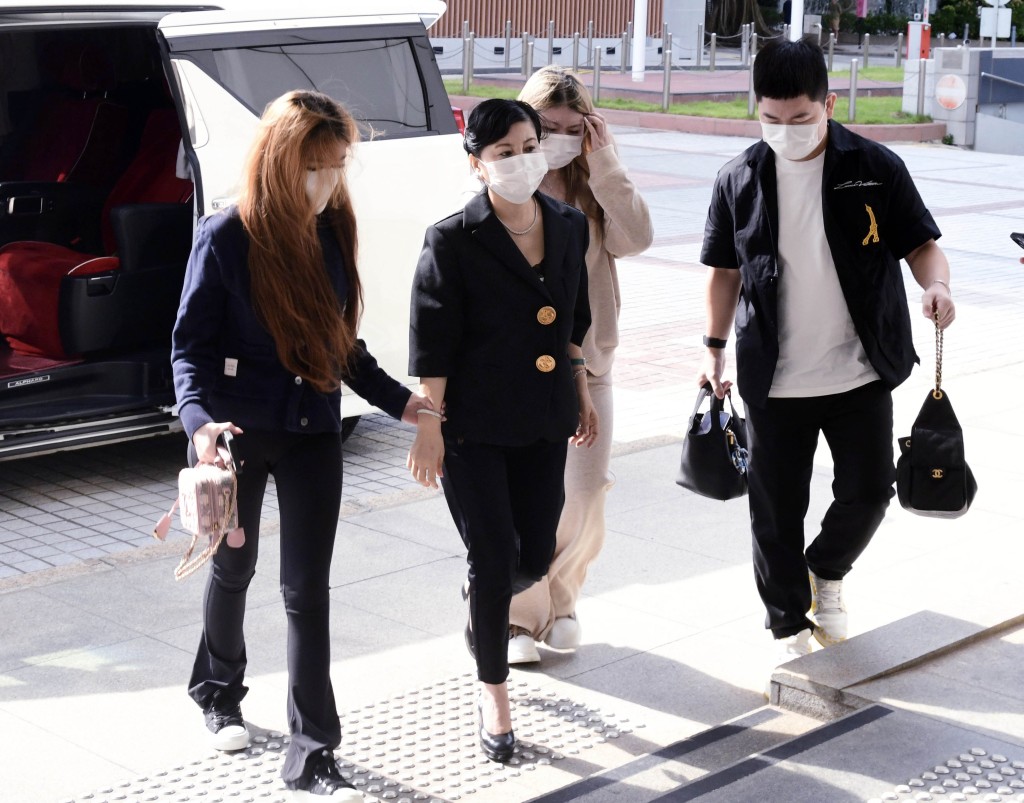 Hong Kong socialite Abby Choi Tin-fung’s mother (middle) told the High Court that her daughter’s former husband, Alex Kwong Kong-chi, had done little business on the mainland and had spent money recklessly, as the murder trial entered its 14th day. (File)
