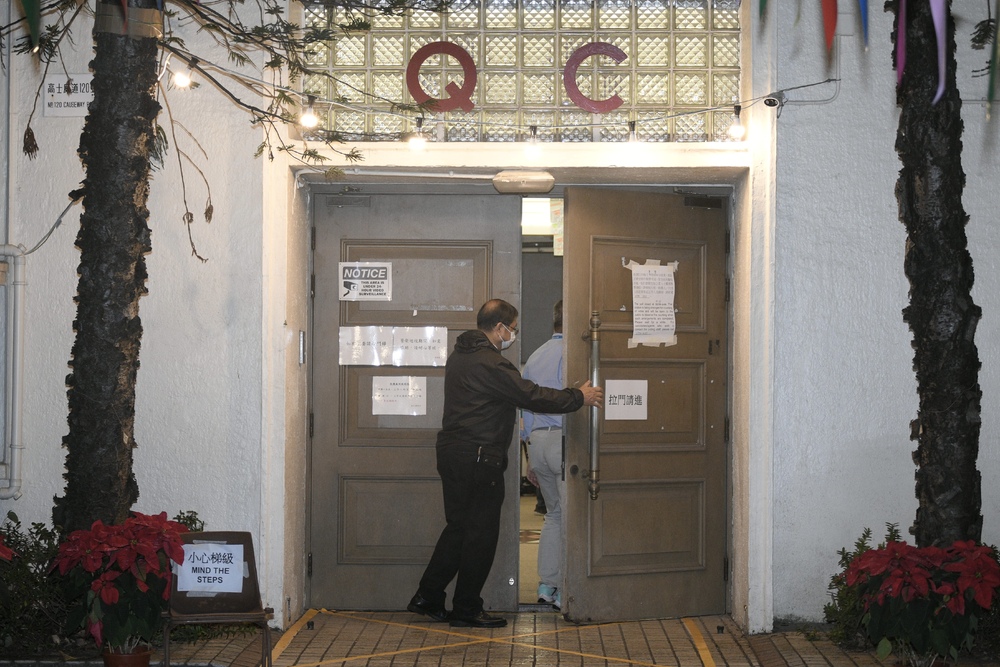 A voter beats the deadline as the polling center in Queen's College closes. SING TAO A voter beats the deadline as the polling center in Queen's College closes. SING TAO