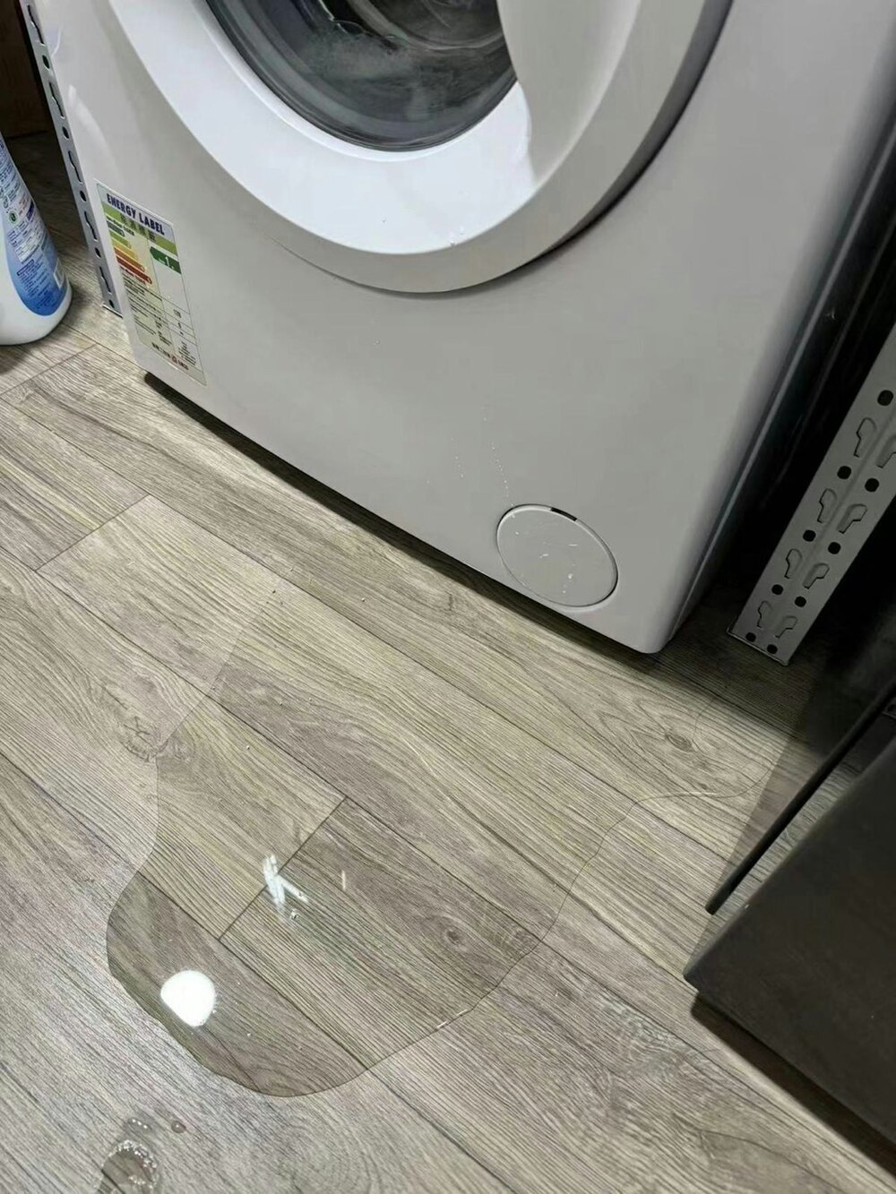 Various types of leakage were observed at the housing project, including leaks from washing machine drainage pipes, water supply pipes, rainwater seepage in corridor platforms, water seepage in bathrooms, walls, and door edges. (Photo: Lam Pok)