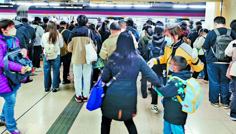 Gary Zhang says information about the service disruption was insufficiently disseminated among passengers. SING TAO