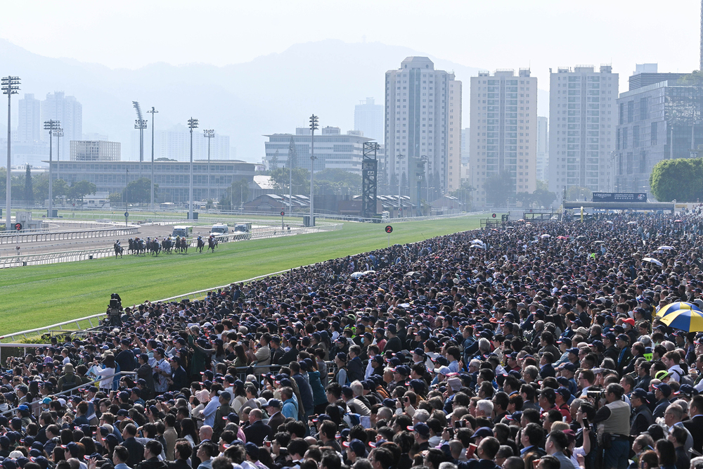 A huge number of fans flocked to Sha Tin Racecourse for LONGINES Hong Kong International Races Day. A huge number of fans flocked to Sha Tin Racecourse for LONGINES Hong Kong International Races Day.