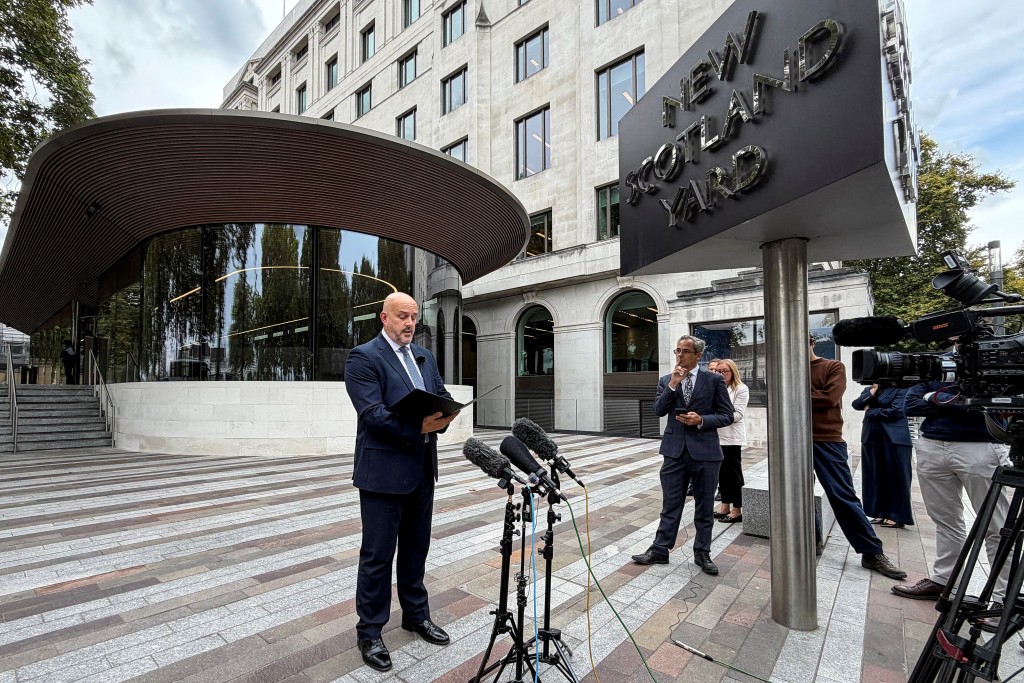 Photo by JESSICA HOWARD-JOHNSTON / AFP  Assistant Commissioner Laurence Taylor (L), head of Counter Terrorism Policing, speaks to the media outside the New Scotland Yard in London on September 28, 2026.