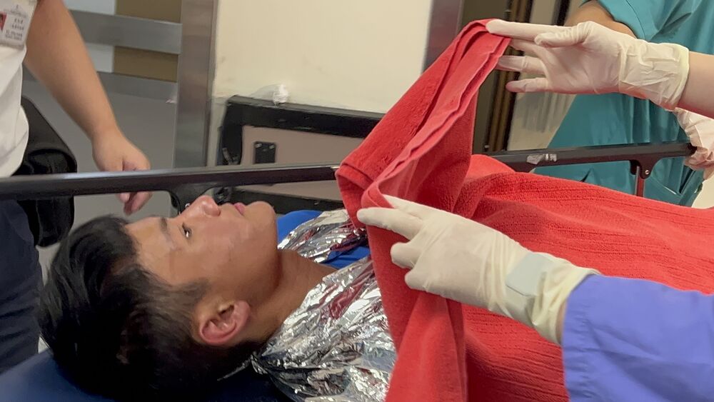 Matthew Tsang is given energy drinks and clothing after being found naked. He is then secured and ferried by helicopter to a hospital, where his parents say they feel the love of the whole of Hong Kong.SING TAO