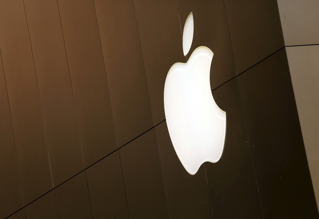 The Apple logo is seen at the flagship Apple retail store in San Francisco, California April 27, 2015.   REUTERS