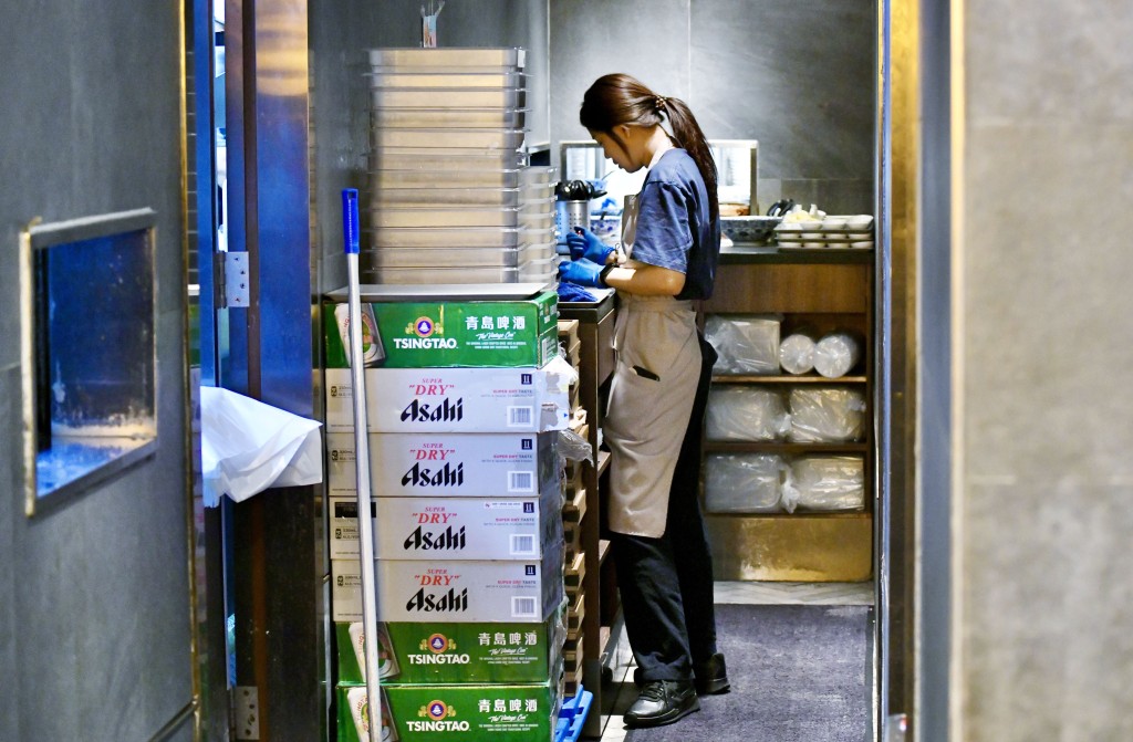 thestandard.com.hk - The Standard 英文虎報 - Holiday habits clash: Mainland worker's Easter surprise in HK's F&B scene