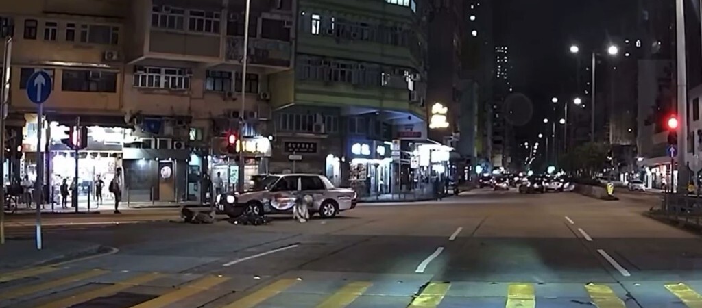 (Video) E-bike gets struck by taxi after running red light