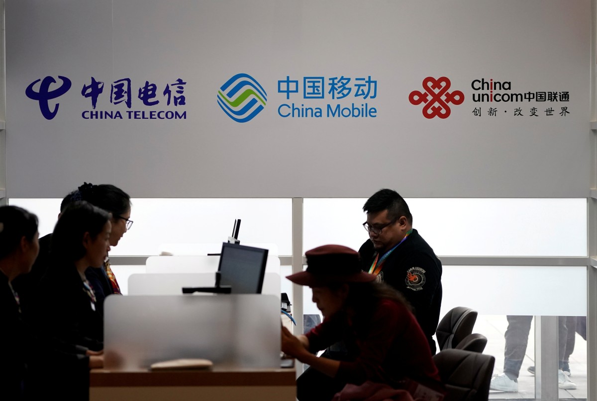 thestandard.com.hk - The Standard 英文虎報 - Chinese telecom giants halt 'free phone' offers after complaints