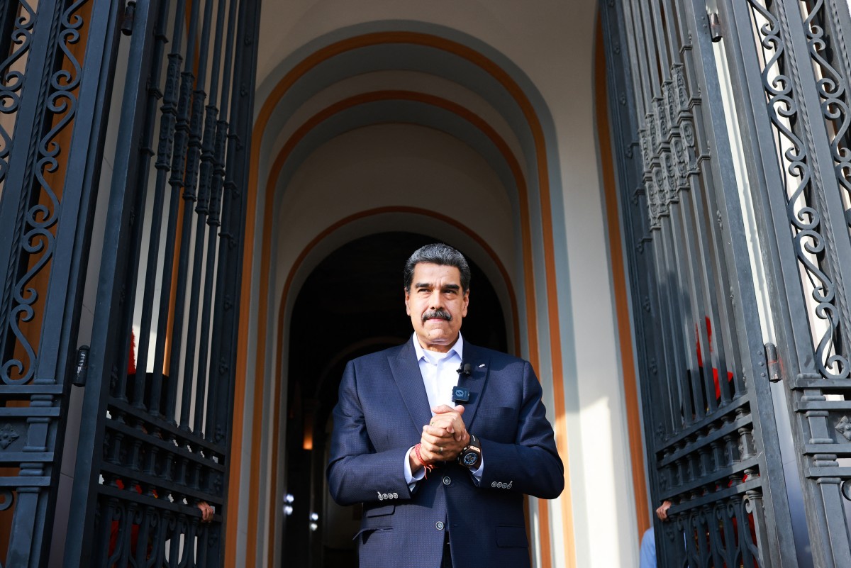 Venezuela claims CIA 'false flag' attack foiled, as US deploys bombers