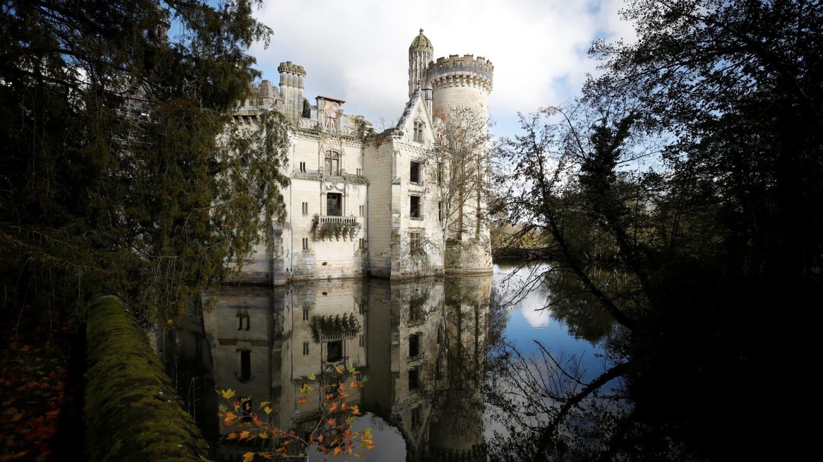 thestandard.com.hk - The Standard 英文虎報 - Chateaux up for grabs | La Vie en Rose | Joanne Chan