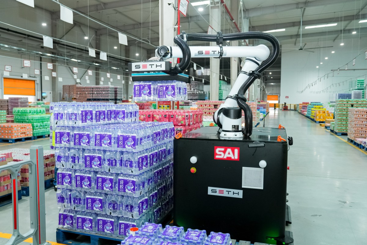 thestandard.com.hk - The Standard 英文虎報 - Swire Coca-Cola deploys AI robot for picking and sorting in Zhengzhou plant