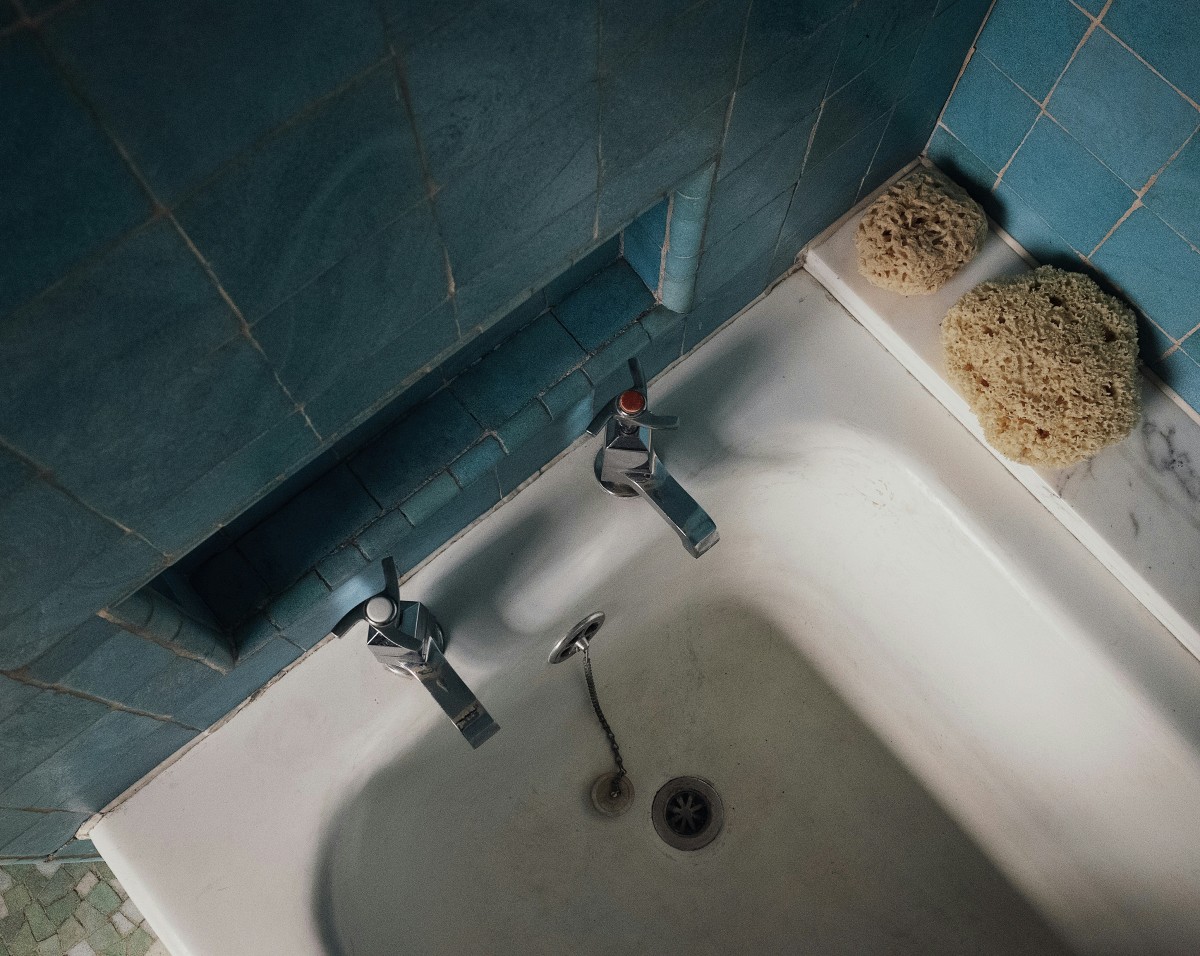 Learn 3 simple cleaning methods to instantly kill bathroom mold