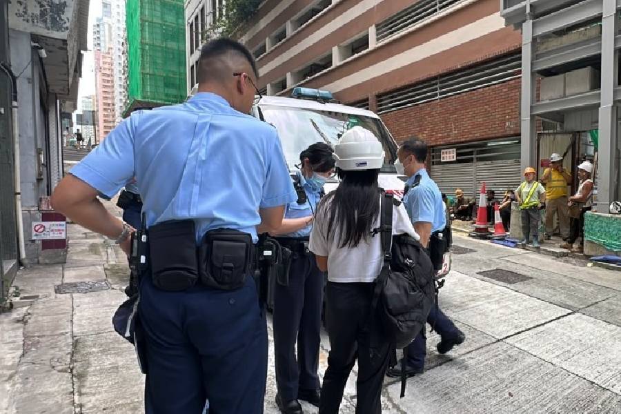thestandard.com.hk - The Standard 英文虎報 - Falling concrete severs worker's finger at Sai Ying Pun construction site