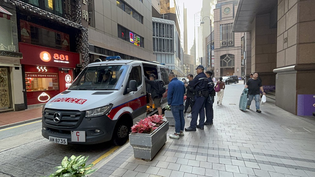 Four robbers loot 1 billion yen from Sheung Wan money changer; mainland