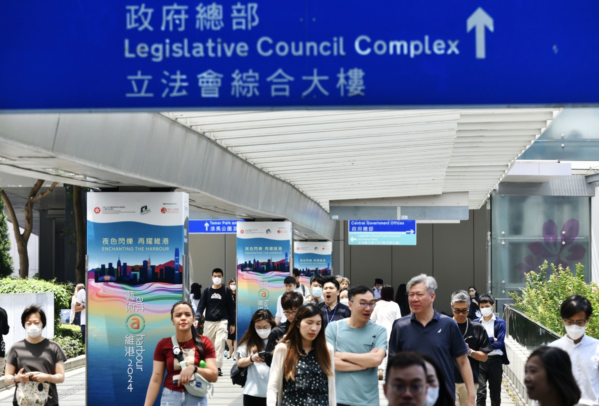 thestandard.com.hk - The Standard 英文虎報 - HKFLU urges civil service pay raise to match indicators to retain talent