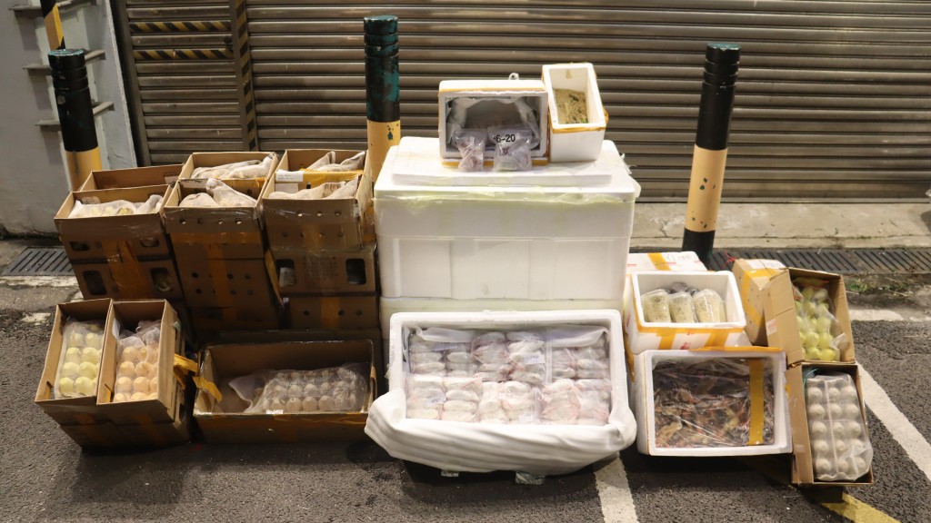 thestandard.com.hk - The Standard 英文虎報 - Customs seize smuggled live pests and frozen pet food at Man Kam To
