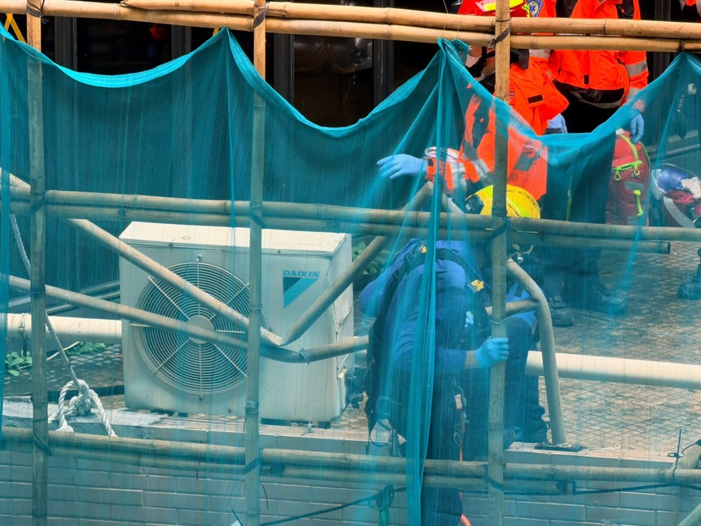 thestandard.com.hk - The Standard 英文虎報 - Safety manager dies after falling 10 floors at Kowloon City construction site