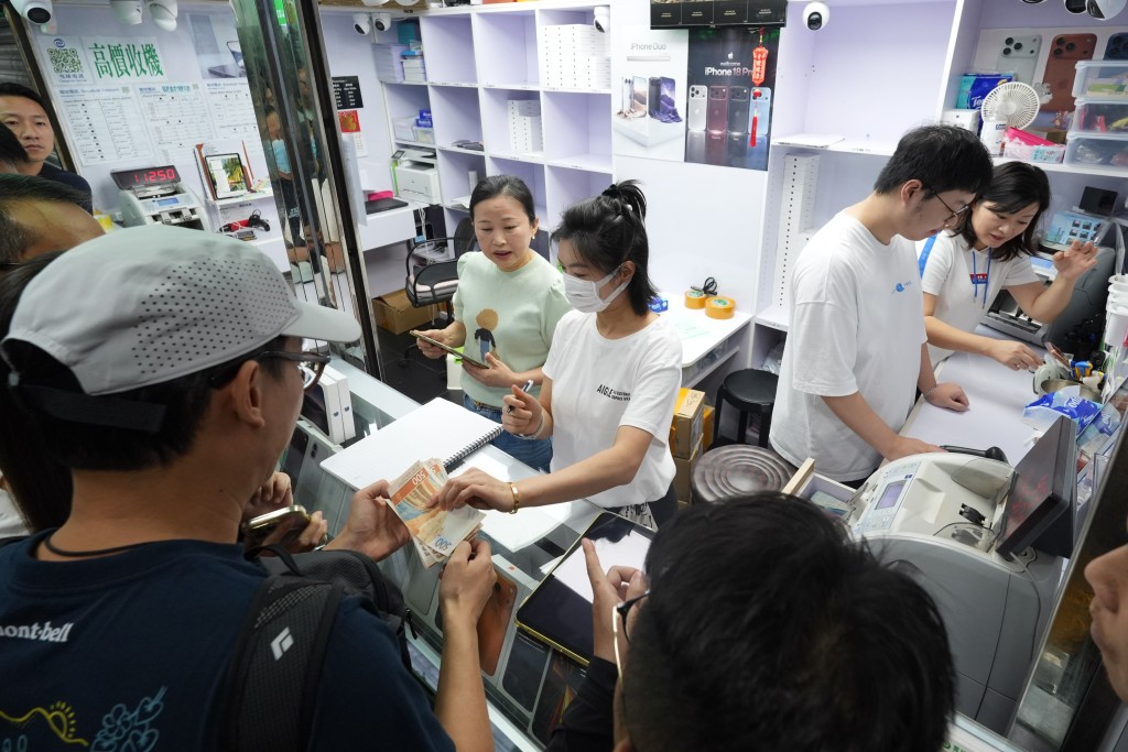thestandard.com.hk - The Standard 英文虎報 - Resale prices of 2TB iPhone Duo hit $33,000 amid scarce supply