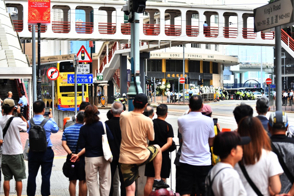 thestandard.com.hk - The Standard 英文虎報 - Crowds line North Point streets for final farewell to Tung Chee-hwa