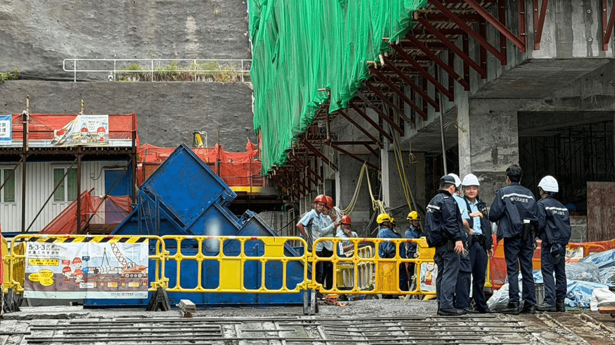 thestandard.com.hk - The Standard 英文虎報 - Construction worker unconscious after neck trapped in metal mesh at Wong Tai Sin site