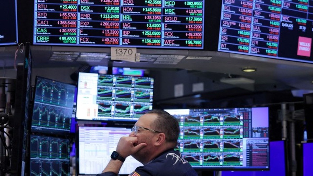 thestandard.com.hk - The Standard 英文虎報 - Wall Street indexes slip as oil prices rise, retail results awaited