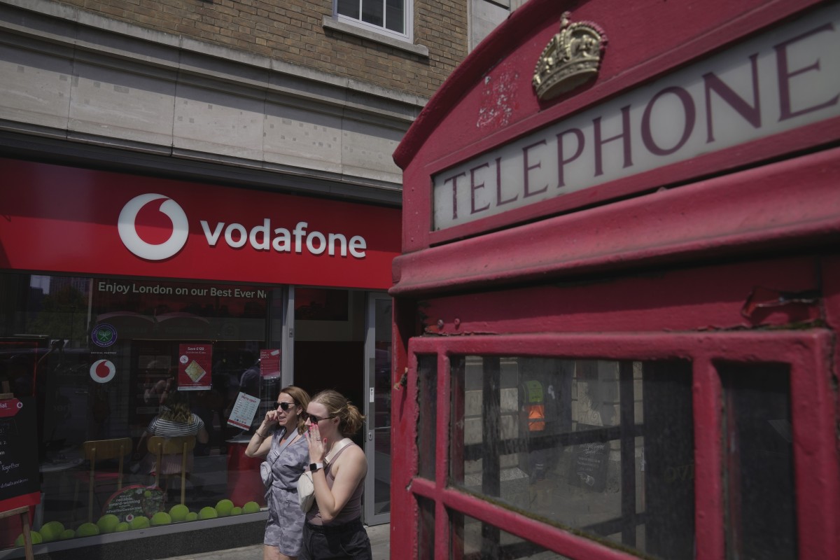 thestandard.com.hk - Gloria Leung - CK Hutchison Group Telecom sells 49 percent VodafoneThree stake for GBP4.3 bln