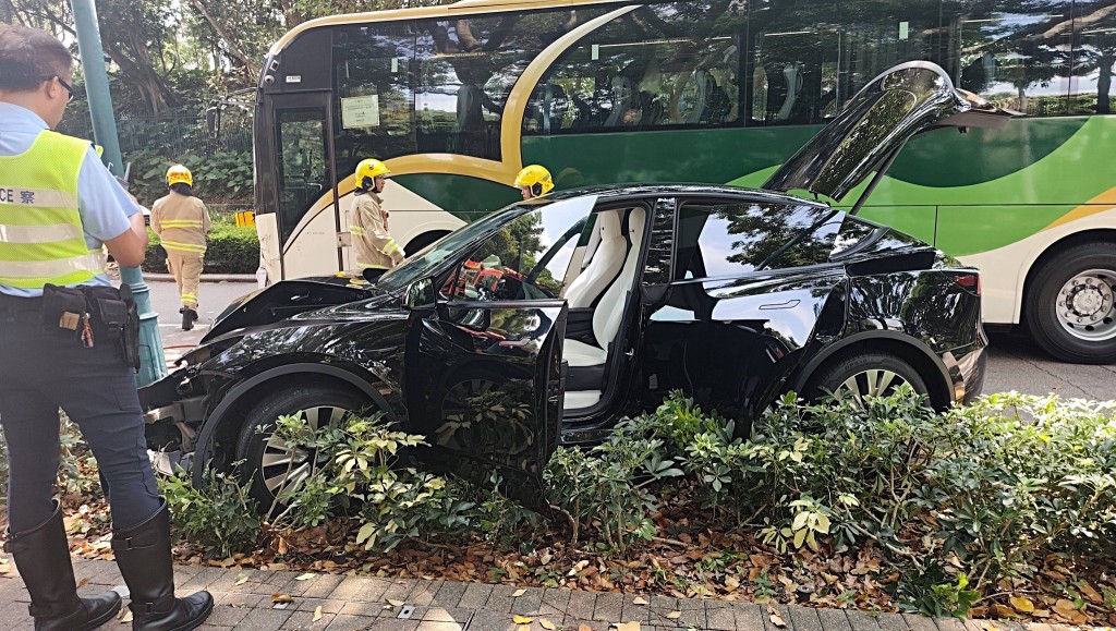 thestandard.com.hk - The Standard 英文虎報 - Two injured after 'Guangdong Southbound' car collides with tour bus near Disney Hollywood Hotel
