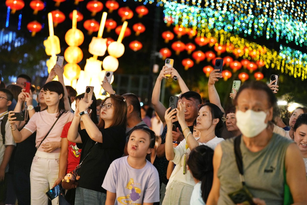 thestandard.com.hk - The Standard 英文虎報 - Mid-Autumn events boost HK tourism ahead of Golden Week