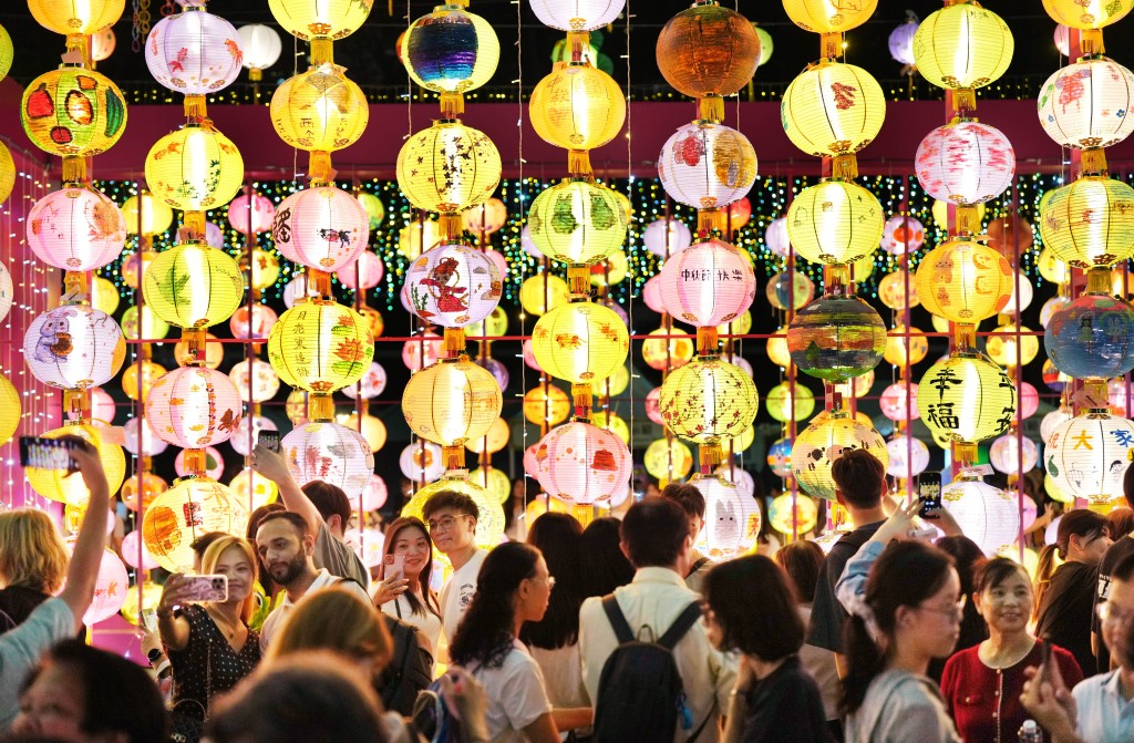 thestandard.com.hk - The Standard 英文虎報 - Visitor arrivals surge 22p in September to over 4m