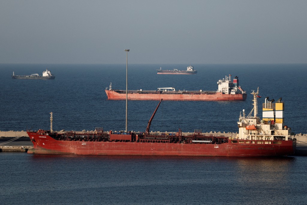 thestandard.com.hk - The Standard 英文虎報 - Oil claws back losses as Strait of Hormuz is closed again