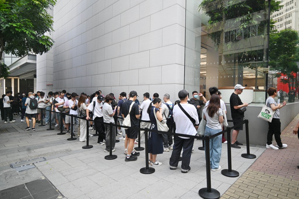 Hong Kong Buyers Report Card Fraud During Apple iPhone Duo Pre-Order