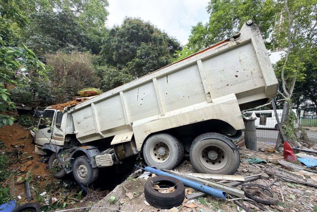 Dump truck driver injured after vehicle plunges down slope in Tseung Kwan O