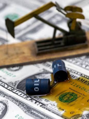 Traders place large US$950 million bet on oil price falling hours ahead of ceasefire