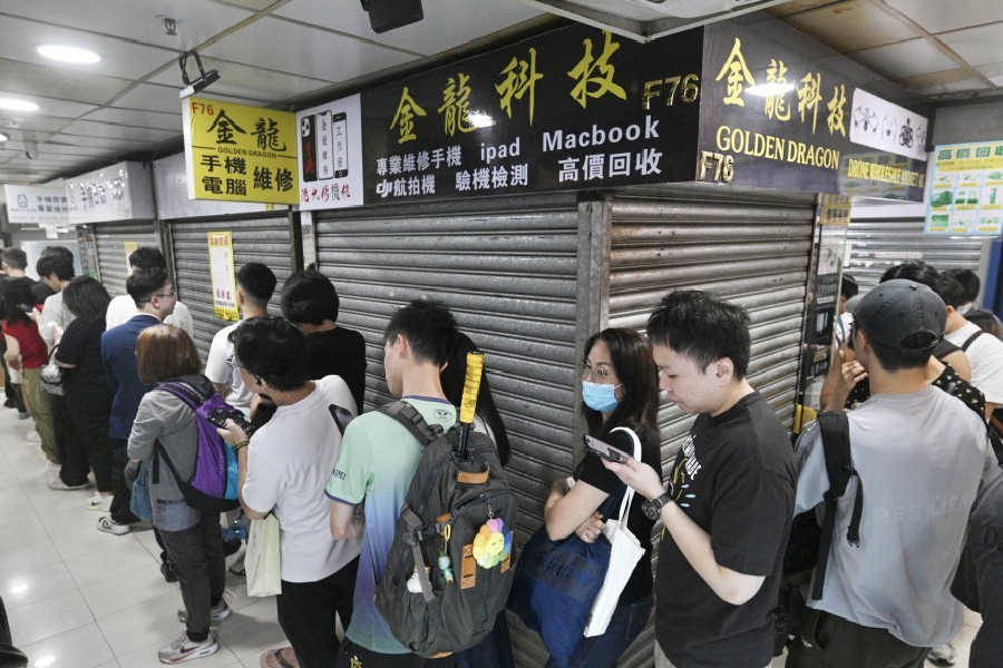 Scalpers swarm Causeway Bay as iPhone 18 series debuts with brisk resale margins
