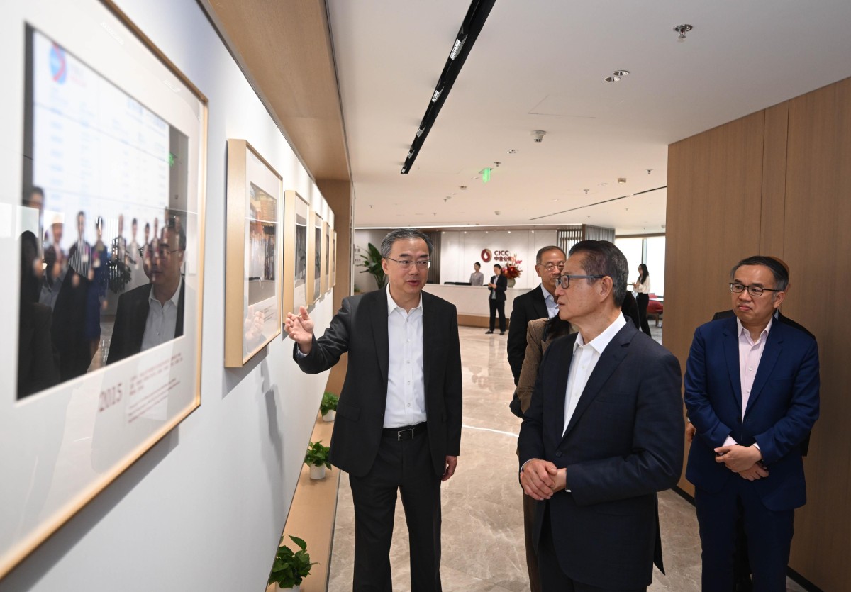thestandard.com.hk - The Standard 英文虎報 - Financial Secretary Paul Chan, regulators meet CICC chair in Beijing
