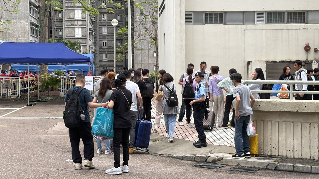 thestandard.com.hk - The Standard 英文虎報 - Wang Sun House residents return home for second day to retrieve belongings