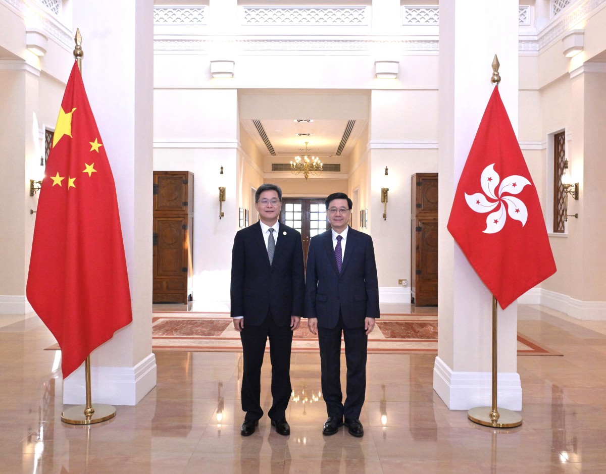 thestandard.com.hk - The Standard 英文虎報 - John Lee meets China's finance minister after APEC meeting in Hong Kong