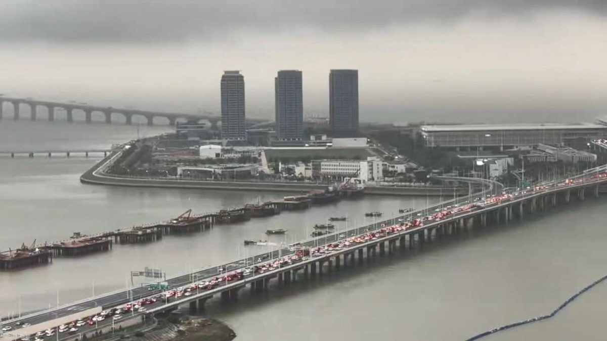 HK-Zhuhai-Macao Bridge sees 5km queues as holiday travellers return