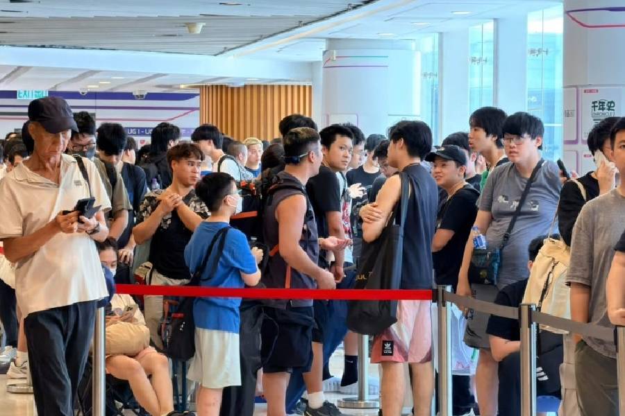 thestandard.com.hk - The Standard 英文虎報 - Hundreds brave sweltering heat to queue overnight for latest Beyblade release
