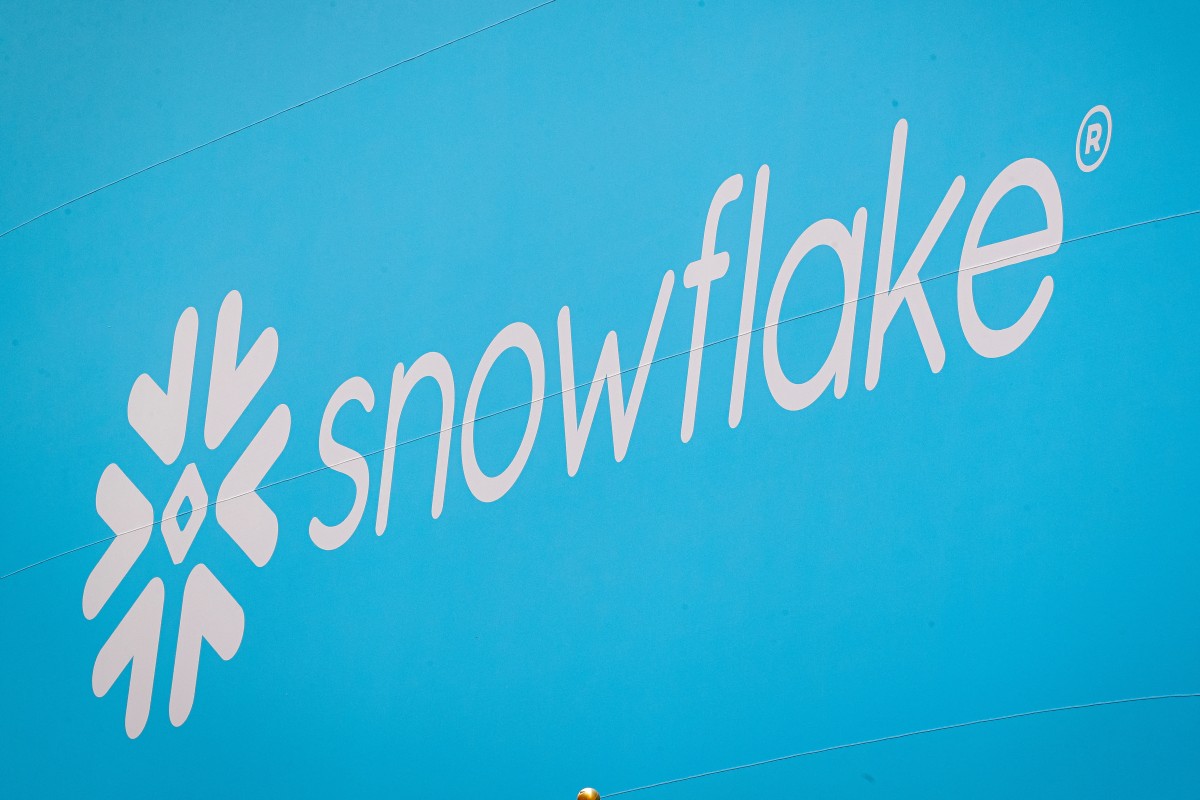 thestandard.com.hk - The Standard 英文虎報 - Snowflake boosts forecast, signs US$6 billion AWS deal as enterprise AI adoption grows