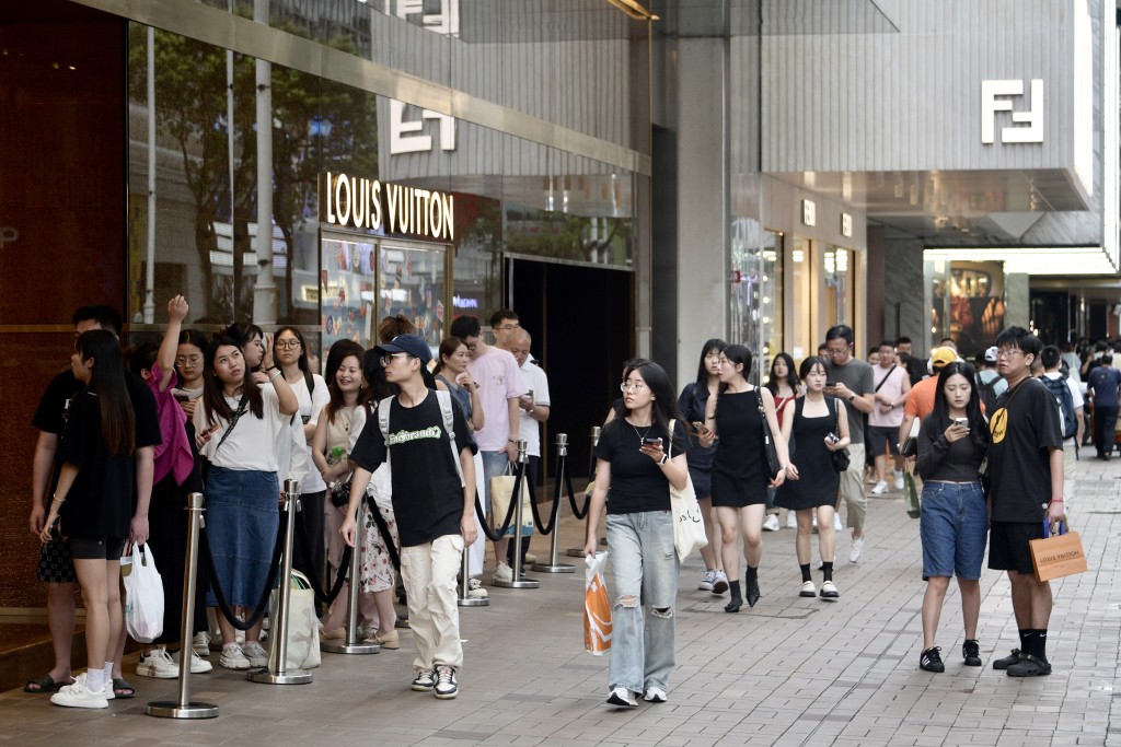 thestandard.com.hk - The Standard 英文虎報 - Industry calls for tougher penalties against forced shopping as licenses revoked