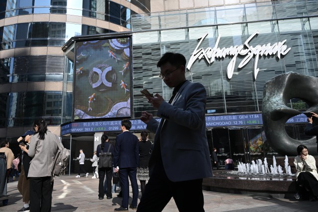 thestandard.com.hk - Gloria Leung - Hong Kong stocks edge lower by midday, with insurance companies dragging