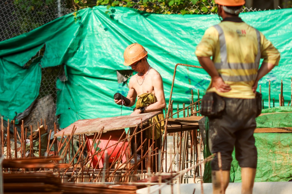 Photo: thestandard.com.hk Ex-HKO Directors Urge Revamp of Hong Kong's 'Ineffective' Heat Stress Warning for Outdoor Workers