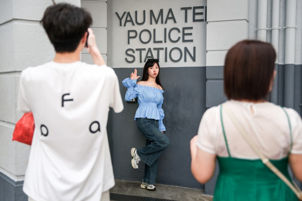 thestandard.com.hk - The Standard 英文虎報 - Overnight tourists spend three times more than day-trippers, PolyU study finds