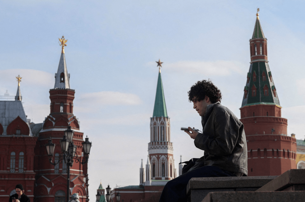 thestandard.com.hk - The Standard 英文虎報 - Two phones and an app: How Russians skirt Putin's digital iron curtain
