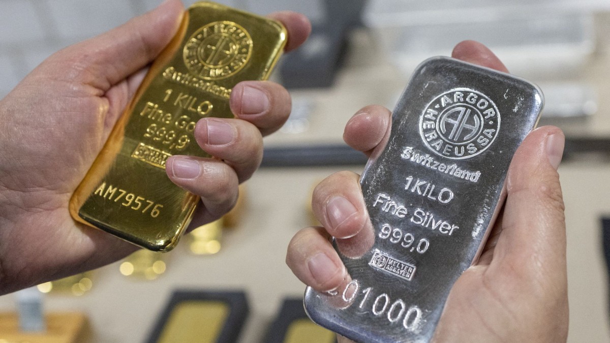 Gold set for biggest daily gain since 2008, silver also rebounds