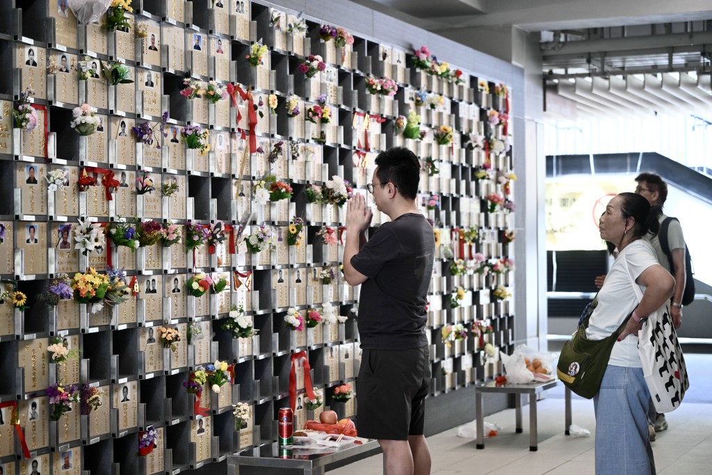 Prices for tomb-sweeping offerings remain steady on Chung Yeung Festival