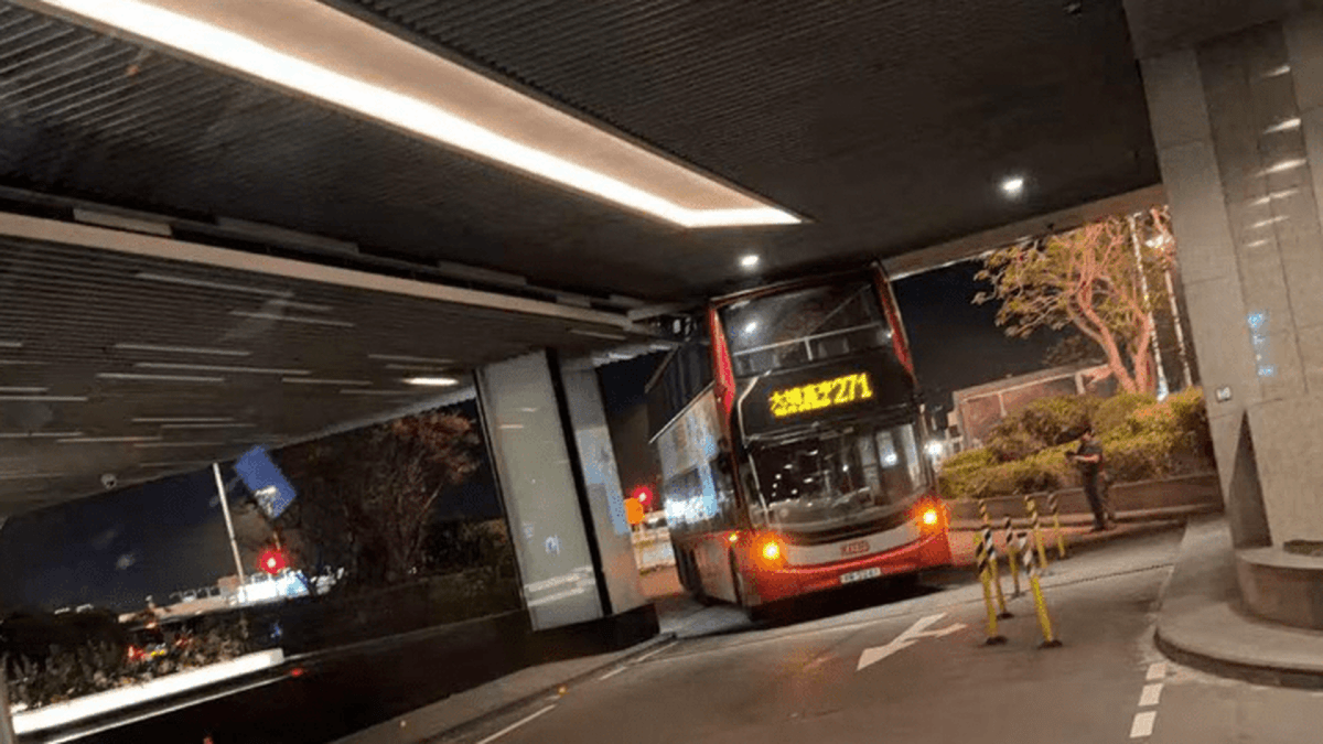 Double-decker bus gets stuck under Elements car park ceiling