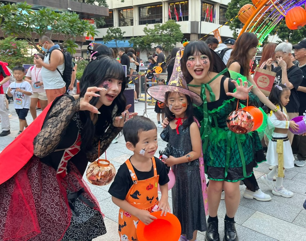 thestandard.com.hk - The Standard 英文虎報 - Halloween markets in Tsim Sha Tsui draw lively crowds and boost local spirits