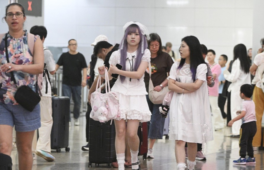thestandard.com.hk - The Standard 英文虎報 - Mainland tourists flock to Hong Kong via high-speed rail for Golden Week holidays