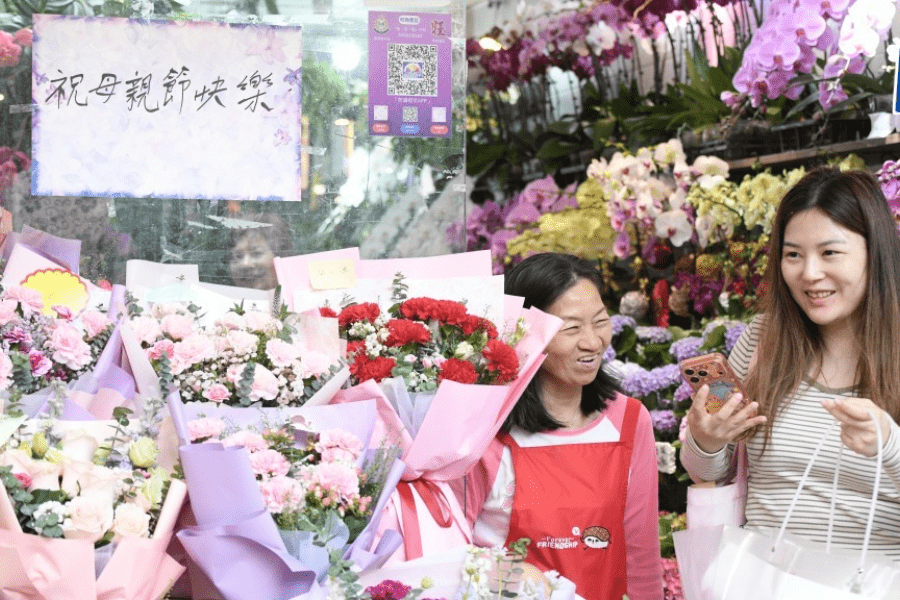 thestandard.com.hk - The Standard 英文虎報 - Mong Kok Flower Market bustles with Mother's Day gratitude despite pricier blooms